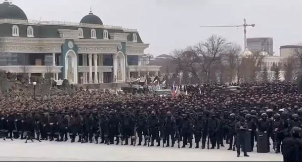 Cùng lúc đó, Chechnya lại một lần nữa cử thêm binh lính hùng hậu đến chiến đấu ở Ukraine, trung đoàn cảnh sát đặc nhiệm của Bộ Nội vụ Chechnya có thể được ví như lực lượng tinh nhuệ của Chechnya, lúc này thảm họa của Tiểu đoàn Azov thực sự đang ập đến.