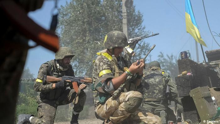 Khi quân đội Ukraine thấy đối thủ không phải là quân Nga, họ đã ra hiệu và tiết lộ danh tính cho Tiểu đoàn Azov, họ tưởng rằng trận chiến sẽ kết thúc, nhưng điều không ngờ là vừa lộ danh tính thì gặp phải một cuộc tấn công dữ dội hơn. Cuối cùng, quân chính phủ Ukraine buộc phải chống trả, hai bên giao chiến ác liệt.
