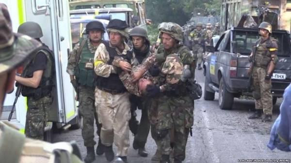 Tiểu đoàn Azov đã gặp bất lợi trong cuộc chiến với quân Nga và Chechnya, lực lượng chính của Tiểu đoàn Azov ở Mariupol cũng bị quân Nga đánh tan, chủ lực của Tiểu đoàn Azov cơ bản bị tiêu diệt. Một phó chỉ huy của Tiểu đoàn Azov trước đó đã công khai lên tiếng hy vọng quân đội Ukraine có thể tăng viện cho Mariupol, nhưng bị từ chối.