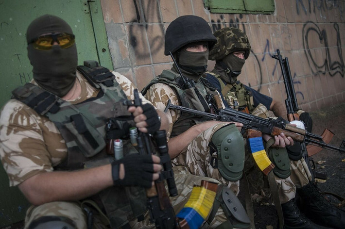 Tiểu đoàn Azov đang ở trên tuyến nhưng về cơ bản đã bị quân chính phủ Ukraine bỏ rơi, sở chỉ huy Tiểu đoàn Azov đã bị tên lửa Ukraine tấn công trước đó. Và lần này Tiểu đoàn Azov đã phải trút sự tức giận lên quân đội Ukraine.