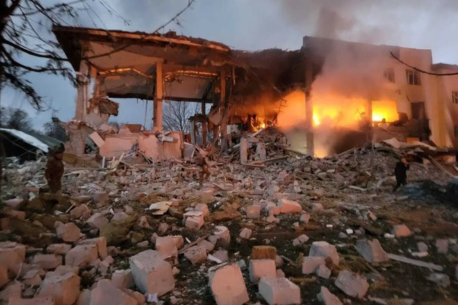 Các báo cáo từ phía Ukraine cũng cho biết tên lửa của Nga đã bắn trúng một căn cứ quân sự ở vùng Lviv, khiến ít nhất 35 lính đánh thuê nước ngoài thiệt mạng. Căn cứ bị tấn công là Trung tâm Gìn giữ Hòa bình và An ninh Quốc tế, đây là một căn cứ lớn, nơi tổ chức các cuộc diễn tập quân sự quốc tế giữa Ukraine và NATO.