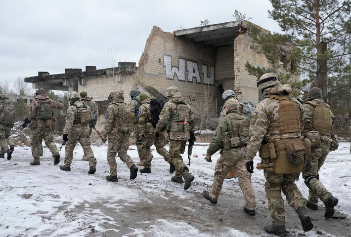 Bộ trưởng Quốc phòng Ukraine Oleksii Reznikov mô tả việc quân đội Nga nhắm mục tiêu vào căn cứ này là một "cuộc tấn công khủng bố". Tuy nhiên trước đó Bộ Quốc phòng Nga cũng đã đưa ra cảnh báo với lực lượng đánh thuê nước ngoài khi tham chiến tại Ukraine.