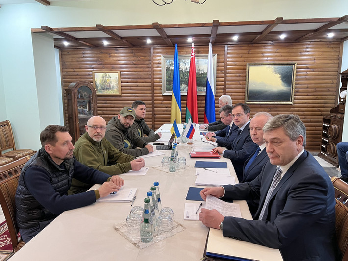 Cuộc đàm phán thứ 3 tại Belarus giữa Nga và Ukraine đã không có bước tiến nào rõ rệt, khi cả hai bên đều không thể đi đến thống nhất một quan điểm chung để kết thúc chiến sự.