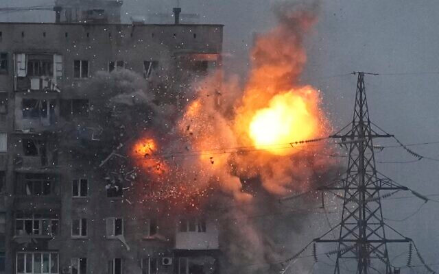 Chỉ huy quân Chechnya cũng nhận rõ tình hình và không muốn những hy sinh không cần thiết, họ điều động xe tăng và pháo tự hành gần đó bắn phá thẳng vào Nhà máy thép Mariupol. Các binh sĩ của Vệ binh Chechnya chỉ có nhiệm vụ bao vây nhà máy thép ở mọi phía, ngăn chặn binh lính từ Tiểu đoàn Azov rút lui.