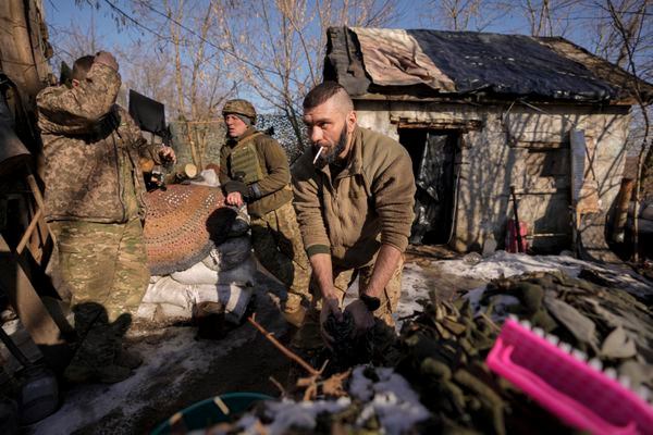 Rạng sáng ngày 15/3, lực lượng thiết giáp của quân Chechnya tiến đến gần Nhà máy thép Mariupol và bao vây gần 100 tay súng của Tiểu đoàn Azov. Video từ hiện trường cho thấy chỉ huy lực lượng Chechnya đã ra lệnh phát động cuộc chiến.