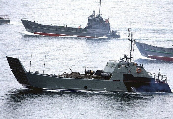 Các sĩ quan tiền trạm của Nga dự đoán rằng thành phố Mariupol sẽ bị chiếm hoàn toàn trong 3 đến 4 ngày tới. Nhận định này phù hợp với kỳ vọng của Bộ Tư lệnh quân đội Nga, trước đó vệ tinh do thám của NATO phát hiện nhiều tàu tên lửa hải quân Nga đã cập cảng quân sự Berdyansk, đang chuẩn bị cho việc tiếp quản khu vực bờ biển Mariupol.