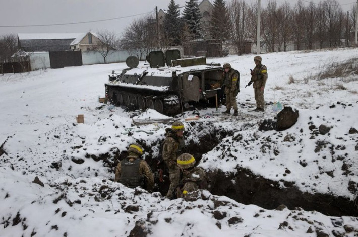 Tính cả Tiểu đoàn Azov, phía Ukraine có khoảng 4 đơn vị chiến đấu cấp lữ đoàn ở Mariupol. Tuy nhiên, Lữ đoàn bộ binh cơ giới số 53 của quân đội chính phủ Ukraine, một trong những lực lượng chủ lực ở đây, đã bị quân đội Nga đánh tan tác trước đó và chỉ huy đã thiệt mạng, về cơ bản mất khả năng chiến đấu.