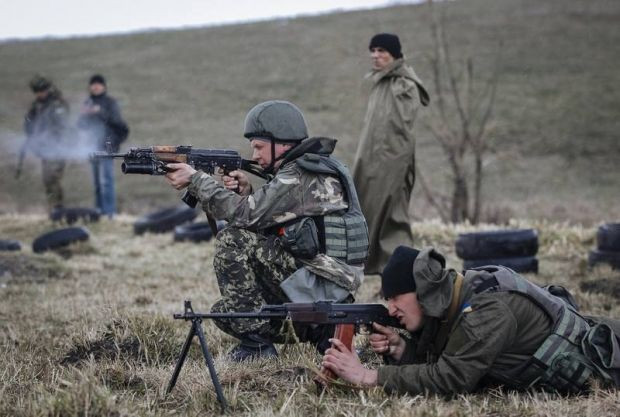 Tiểu đoàn Azov đã nổ súng liên tiếp bắn vào đội hình quân đội chính phủ Ukraine đang cơ động, khi đó cả hai bên đều nhận ra nhau. Đây được cho là cuộc xung đột vũ trang thứ hai giữa Tiểu đoàn Azov và quân chính phủ Ukraine ở thành phố Mariupol.