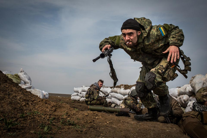 Sau khi bị Tiểu đoàn Azov bất ngờ tấn công, quân đội chính phủ Ukraine nghĩ rằng Tiểu đoàn Azov đã nhầm lẫn nghĩ họ là quân Nga. Vì vậy, sĩ quan chỉ huy đơn vị này đã vội vàng đưa danh tính của mình cho Tiểu đoàn Azov và yêu cầu Tiểu đoàn Azov ngừng bắn càng sớm càng tốt.