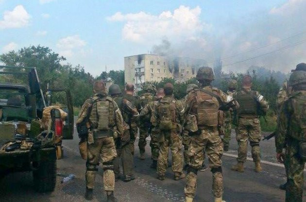 Ngày 4/3, quân chính phủ Ukraine đã trực tiếp sử dụng tên lửa đạn đạo chiến thuật "Tochka" tấn công trực diện vào trụ sở Tiểu đoàn Azov ở Mariupol, giết chết hơn 20 sĩ quan, binh sĩ Tiểu đoàn Azov và phá hủy một số vũ khí trang bị.