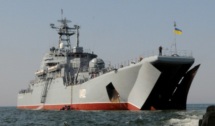 Năm 1995, Hetman Sahaidachny đến thăm Abu Dhabi của UAE trong các cuộc triển lãm “Idex-95”. Sau đó, tàu khu trục này dự kiến đến thăm Norfolk, Virginia của Mỹ cùng với tàu đổ bộ Kostiantyn Olshansky. Tuy nhiên chỉ có tàu Kostiantyn Olshansky đến thăm nhưng không rõ vì lý do gì mà Hetman Sahaidachny lại không đến.