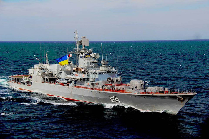 Hetman Sahaidachny chế tạo tại xưởng đóng tàu Zalyv, con tàu dự định được sử dụng bởi lực lượng Biên phòng Liên Xô với tên gọi Kirov. Tuy nhiên, vào ngày 4/7/1993, con tàu được đổi theo tên của Petro Konashevych-Sahaidachny, là một chỉ huy quân sự nổi tiếng thời phong kiến của Ukraine.