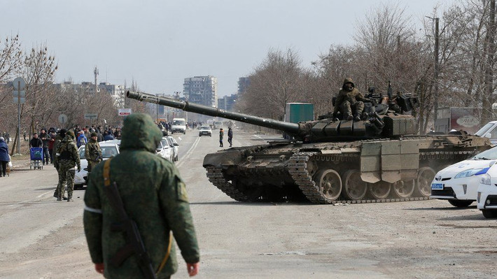 Để tấn công Mariupol, quân đội Nga đã huy động rất nhiều lực lượng. Ngoài quân đội Nga và lực lượng vũ trang Donetsk, Trung đoàn Cơ động đặc biệt 141 của Vệ binh Quốc gia Nga, còn được gọi là "Trung đoàn Kadyrov" của người Chechnya cũng tham gia cuộc chiến.