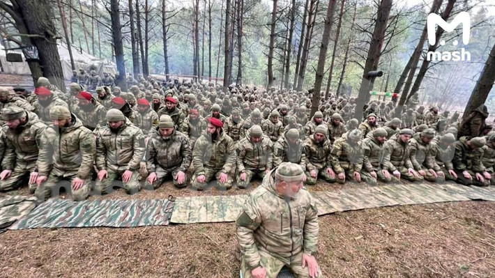 Vệ binh Chechnya nêu rõ không chấp nhận sự đầu hàng của Tiểu đoàn Azov và sẽ tiêu diệt hoàn toàn tiểu đoàn này. Và bây giờ, Ukraine cũng đã ban hành "lệnh tiêu diệt" của riêng mình, nhưng nó có phạm vi lớn hơn nhằm vào tất cả lực lượng pháo binh Nga tham chiến.