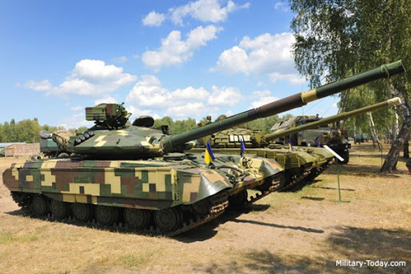 Ukraine được kế thừa nhiều vũ khí từ Liên Xô, tuy nhiên số vũ khí này đã bị lạc hậu sau hơn 30 năm cất giữ như xe tăng T-64B và T-72A, được sản xuất từ giữa những năm 1970.