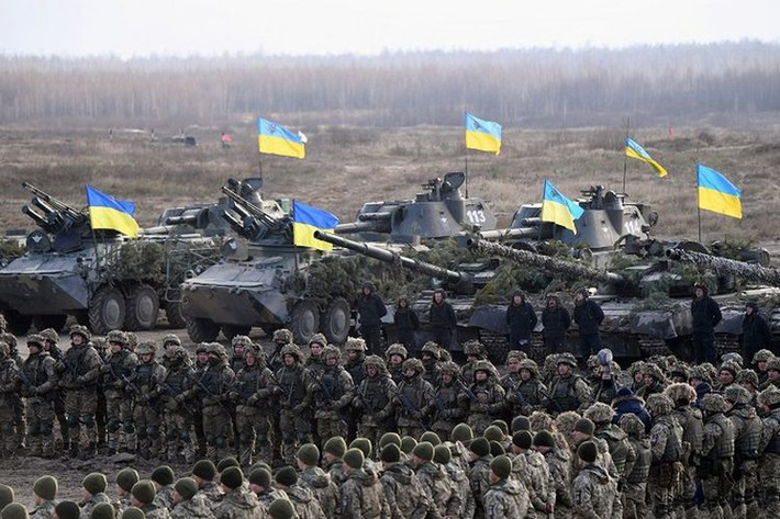 Ukraine là số ít các quốc gia ở châu Âu đang biên chế máy bay chiến đấu hạng nặng Su-27 và Su-24, đồng thời trang bị một đội quân thường trực lớn với khoảng 200.000 quân, 100.000 nhân viên bán quân sự và 900.000 quân dự bị. Ukraine cũng có một kho vũ khí tên lửa đạn đạo và cũng có lực lượng xe tăng lớn nhất châu Âu với ước tính khoảng 850 xe.