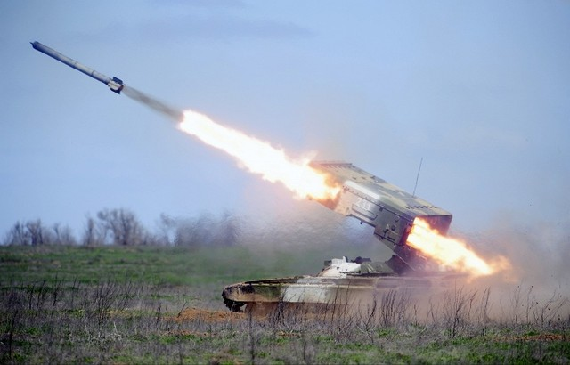 Trong khi đó, các nước phương Tây đang tích cực hỗ trợ vũ khí cho Ukraine, với mục đích khiến Nga sa lầy vào cuộc chiến này. Điều này cũng có thể khiến Nga phải leo thang chiến tranh và triển khai nhiều loại vũ khí có khả năng hơn, từ hệ thống pháo nhiệt áp TOS-1A đến xe BMPT-90 và tên lửa đạn đạo Iskander.