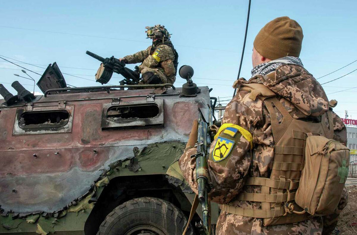 Quân đội Ukraine không có nhiều binh lính đồn trú ở Kharkov. Lực lượng chính là Lữ đoàn 30 và hai tiểu đoàn bộ binh, cộng với Tiểu đoàn vệ binh quốc gia Kievan Rus gồm 500 quân. Vũ khí chính là xe tăng T-64BM, xe bọc thép 4 bánh BTR-4 và pháo 122mm D-30.
