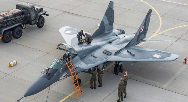 Một số nguồn tin cho biết, Mỹ đang có kế hoạch cung cấp cho Ba Lan các máy bay chiến đấu F-16 dưới dạng viện trợ, hoặc có thể với chi phí thấp hơn nhiều, sau khi có thông tin, quốc gia Đông Âu này sẽ chuyển những chiếc MiG-29 có trong biên chế từ thời Liên Xô cho nước láng giềng Ukraine.