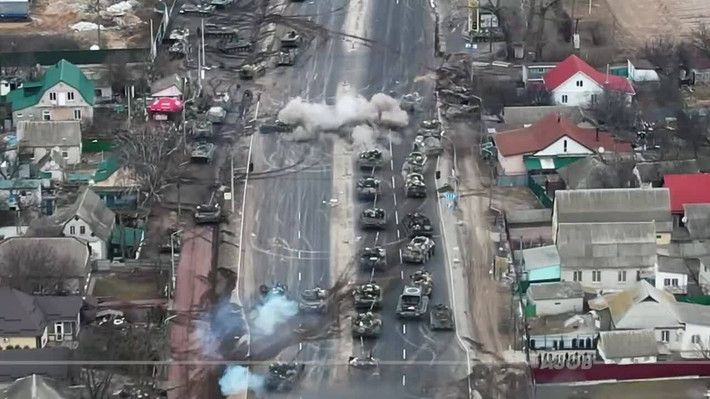 Kênh truyền hình CNN vừa đăng tải một đoạn video do Bộ Quốc phòng Ukraine cung cấp cho thấy một đoàn xe tăng Nga bị quân đội Ukraine phục kích. Bộ Quốc phòng Ukraine thông báo rằng họ đã đánh bại một đoàn xe tăng Nga và khiến chỉ huy của đơn vị này là Đại tá Zakharov, ở Brovary thiệt mạng.