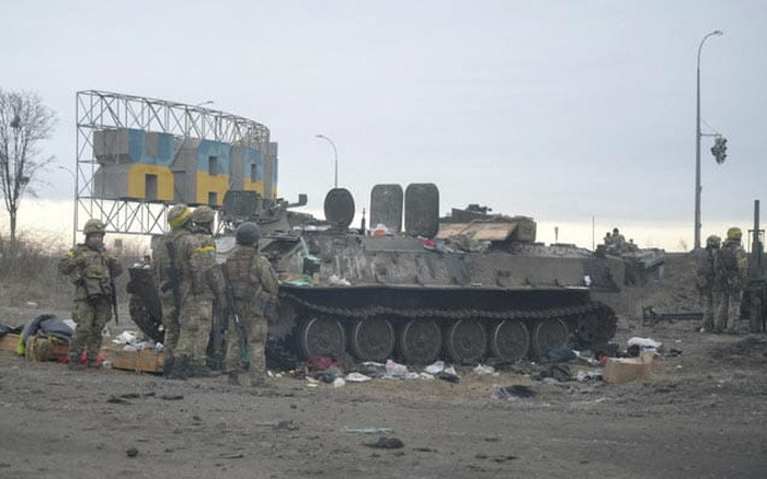 Quân đội Nga và Ukraine đã giao tranh hơn hai tuần qua. Ngày 10/3, quân đội Ukraine tuyên bố đã phá hủy một số lượng lớn xe tăng của một trung đoàn xe tăng Nga ở phía đông bắc thủ đô Kiev.