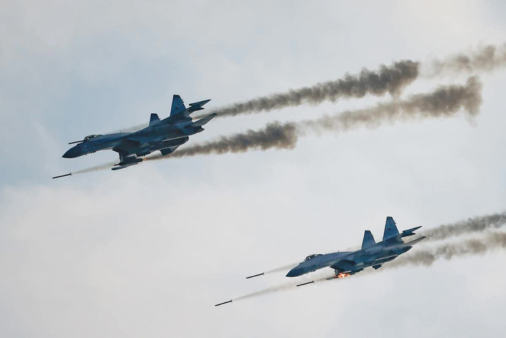 Có nhiều ý kiến cho rằng Su-27 đã bị máy bay Nga bắn hạ, mặc dù điều này vẫn chưa chắc chắn. Các cuộc giao tranh vào ngày 5/3 thể hiện sự leo thang đáng kể về mặt không quân giữa Nga và Ukraine. Trước đó đã Nga đã hạn chế việc sử dụng rộng rãi lực lượng không quân kể từ khi bắt đầu chiến dịch ở Ukraine vào ngày 24/2.