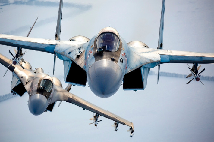 Theo các chuyên gia, Su-35 là máy bay chiến đấu chiếm ưu thế trên không hàng đầu của Nga, do đó đây sẽ là máy bay chiến đấu có nhiều khả năng được triển khai nhất để đối phó với Su-27 Ukraine.