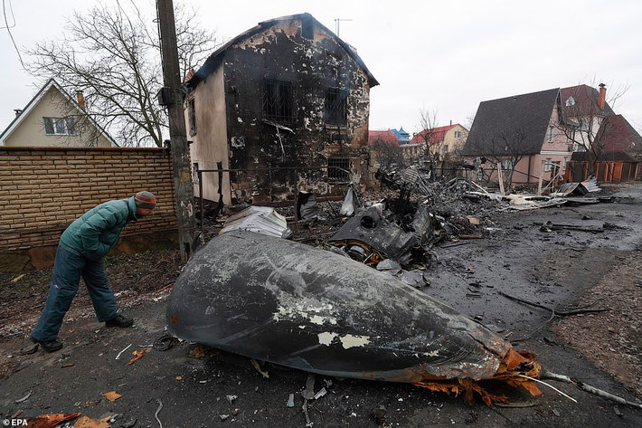 Trong khi đó, bốn chiếc tiêm kích Su-27 khác của Ukraine cũng đã bị mất tích gần thành phố Zhytomir ở khu vực phía tây của đất nước, sau khi giao tranh với máy bay Nga. Su-27 là những chiếc máy bay chiến đấu hàng đầu và là trụ cột của không quân Ukraine.