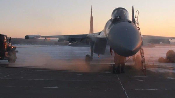 Su-35 được triển khai với số lượng đáng kể trong Quân khu phía Tây của Nga và một số thậm chí còn được tái triển khai từ các khu vực Viễn Đông tới sân bay Baranovichi ở Belarus vào tháng 1 vừa qua, nơi có vị trí tốt để tham gia không chiến tại Zhytomir từ phía bắc.