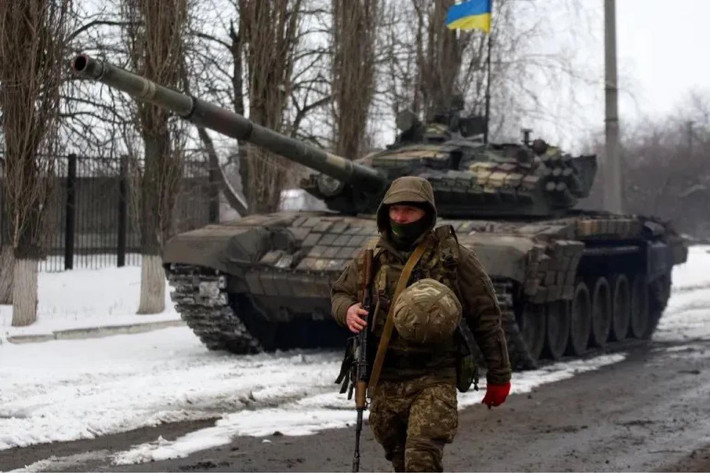 Một số người trong quân đội Ukraine đang phàn nàn về NATO, nói rằng họ đã tin tưởng quá nhiều vào NATO trước chiến tranh, đặc biệt là các cam kết đảm bảo an ninh của Mỹ, nên đã đưa toàn bộ 100.000 quân tinh nhuệ về phía đông để phòng thủ.