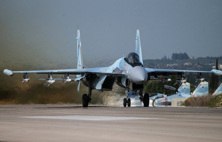 Su-35 được nâng cấp từ khung máy bay của Su-27, nhưng vượt trội hơn hẳn về mọi thông số với tiết diện radar nhỏ hơn 1/3, radar mạnh gấp 5 lần, cảm biến hồng ngoại mạnh hơn 80%, động cơ mạnh hơn 17% và phạm vi tác chiến lên đến 400 km so với chỉ 130 km của Su-27.