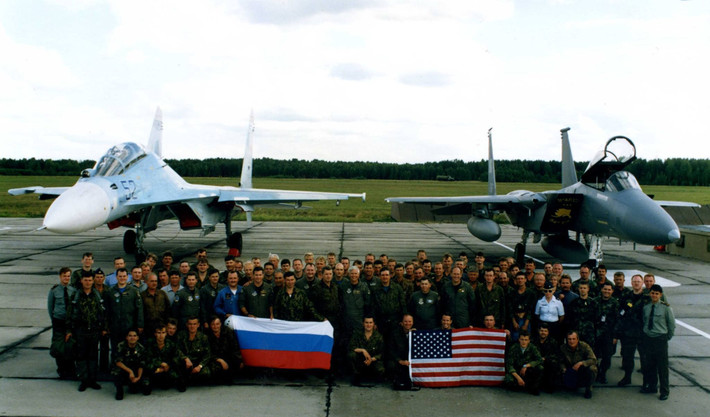 Su-27 được đưa vào trang bị lần đầu tiên là năm 1985 và được nhiều người đánh giá là máy bay chiến đấu có khả năng nhất được sử dụng trong Chiến tranh Lạnh. Su-27 được thiết kế để có thể đối đầu với máy bay chiến đấu F-15 Eagle của Mỹ và đã chứng minh sự vượt trội trong nhiều cuộc tập trận và mô phỏng trong những năm 1990.