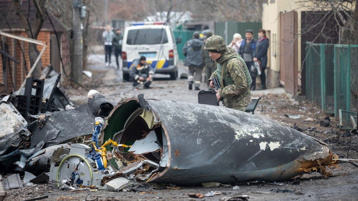 Tuy nhiên trong ngày đầu tiên của cuộc xung đột, những chiếc Su-27 Ukraine đã gây thất vọng khi một chiếc thì bị bắn nhầm, còn một chiếc thì bỏ trốn đến Romania. Nhiều chiếc Su-27 khác được cho là đã bị phá hủy trong các cuộc không kích của Nga vào các căn cứ không quân của Ukraine.