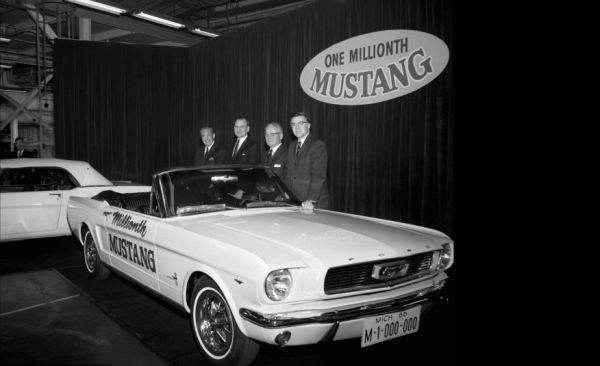 22000 đơn đặt hàng đã được chuyển đi ngay ngày chiếc Mustang được ra mắt. Cho đến cuối năm 1967 Ford đã bán được hơn một triệu chiếc Mustang. Giá khởi điểm của dòng xe này là 2358 đôla Mỹ.