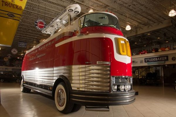 6. 1950 General Motors Futurliner: Là biểu tượng của ngành công nghiệp ô tô Mỹ hơn 50 năm trước, chiếc xe du lịch này được bán lại với giá 4.000.000 đôla tại Las Vegas vào tháng 1.2015,.