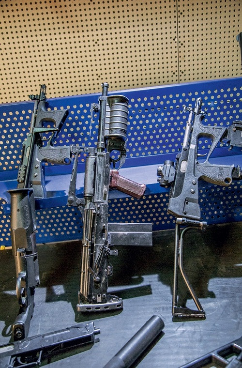 Về thiết kế, súng trường tấn công OTs-14 Groza được phát triển dựa trên nền tảng của AKS-74U và giống nhau đến 75%. Theo đó cụm cò súng trên AKS-74U được dời ra phía trước ốp tay, báng gấp và cụm thước ngắm cơ khí kiểu cũ bị loại bỏ thay vào đó cụm thước ngắm cơ khí mới kiêm luôn tay cầm và giá gắn ống ngắm tiêu chuẩn.