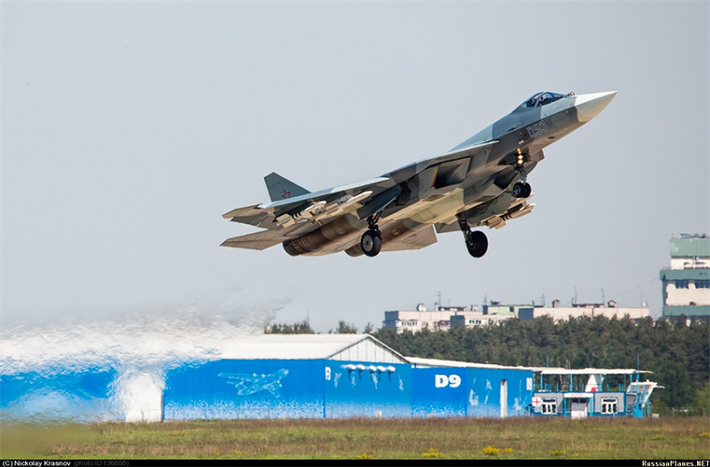 "Thiết kế tàng hình của Sukhoi T-50 chắc chắn sẽ khiến F-16 không thể phát hiện ra nó ngay cả khi T-50 đang đến gần và phi công Mỹ chỉ nhận ra được điều này khi họ bị tên lửa không đối không tầm xa của T-50 đưa vào tầm nhắm. Trong khoảng thời gian ngắn ngủi đó phi công F-16 chỉ có thể kịp mở hệ thống phòng vệ chủ động hoặc sử dụng tới ghế phóng khẩn cấp,” Mizokami cho biết.