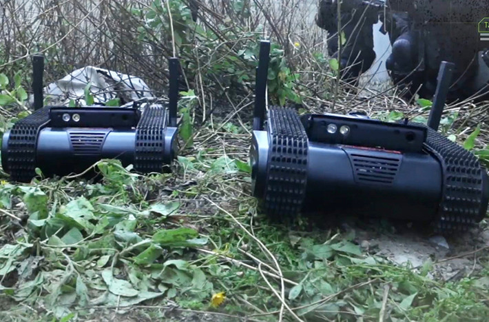 Cái tên tiếp theo là mẫu robot chiến đấu Dogo do công ty công nghệ General Robotics của Israel chế tạo. Giống như Recon Scout, Dogo cũng được phát triển dành cho lực lượng đặc nhiệm hoặc chống khủng bố nhưng điểm khác ở đây là nó được vũ trang và có thể tấn công mục tiêu khi cần thiết chứ không đơn thuần chỉ làm nhiệm vụ trinh sát.