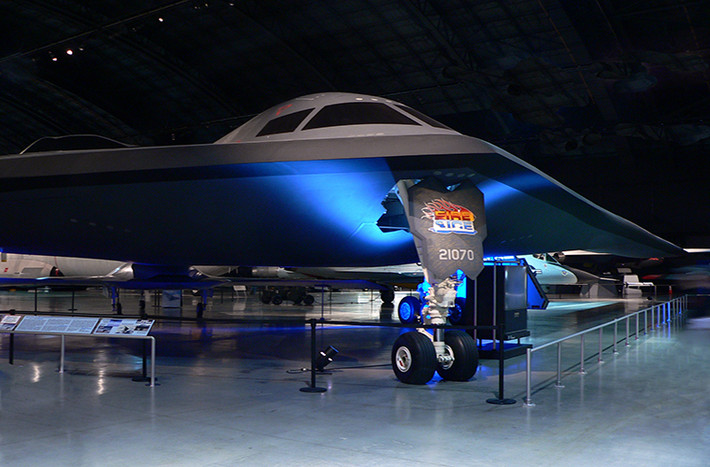 B-2 Spirit từ lâu đã được xem là đứa con cưng của Không quân Mỹ khi nó là mẫu máy bay ném bom tàng hình đầu tiên của nước này, bên cạnh khả năng triển khai vũ khí thông thường B-2 còn có thể triển khai cả vũ khí hạt nhân. Dù vậy khả năng tàng hình mới là “vũ khí” đặc biệt của mẫu máy bay ném bom này.