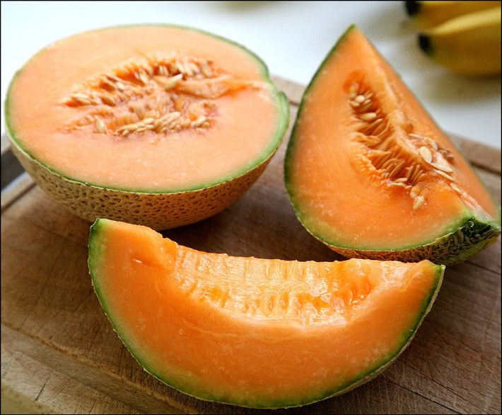 Dưa. Dưa vàng và dưa hấu có liên quan đến dịch Listeria từng khiến 140 người bị ngộ độc, trong đó có 30 người tử vong ở Colorado, Bắc Carolina, Mỹ. Không giống như các loại vi khuẩn khác, Listeria có thể phát triển kể cả trong môi trường lạnh. Để phòng chống loại vi khuẩn này, tốt nhất bạn nên rửa sạch vỏ dưa trước khi cắt để tiệt trùng.