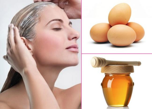 Dùng lòng đỏ trứng gà trộn với 2 thìa mật ong nguyên chất, đánh đều rồi thoa hỗn hợp lên tóc từ chân tóc đến ngọn tóc. Ủ tóc bằng khăn ấm khoảng 15 phút sau thì gội sạch lại bằng nước ấm.