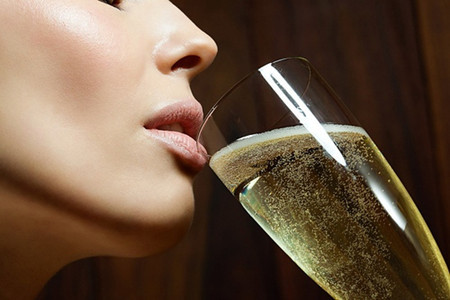Dùng nước có ga sau khi uống bia rượu: Nước ngọt có ga làm tăng nhanh tác dụng hấp thu của cơ thể đối với chất rượu cồn, gây tổn hại đến gan.