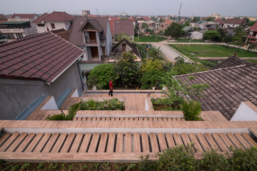 Canh tác nông nghiệp đưa người dân thị thành gần lại với thiên nhiên hơn thông qua những trải nghiệm đời thường thú vị khi tự mình gieo trồng, chăm sóc và chia sẻ thu hoạch với xóm giềng trên những luống rau, mảnh vườn thân thuộc.
