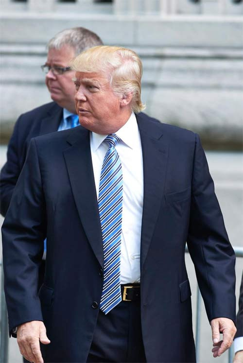 Hình ảnh của ông Trump gắn với những bộ suit đầy quyền lực