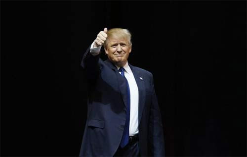 Ngoài ra một nhà may đo suit có tiếng Edward Sexton thì nhận xét phần sơ mi của Donald Trump dễ bị nhăn. Lý do bắt nguồn từ sở thích mặc loại vải nhiều cotton, nhẹ và mát của ngài Trump.