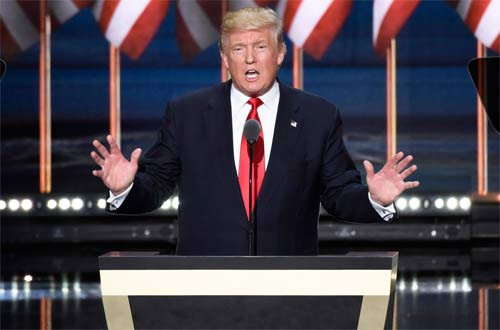 Ông Donald Trump thường xuyên diện veston kiểu dáng cổ điển, phối với sơ mi trắng cotton và ca vát màu đỏ hoặc xanh dương. Người ta từng xôn xao khi biết Andy Burnham (một chính khách Anh) mê mặc những bộ suit cao cấp của Armani. Những sự ngạc nhiên sẽ phải gấp nhiều lần nếu so sở thích thời trang của Andy Burnham với tổng thống mới đắc cử của Mỹ. Ông Donald Trump chỉ chuyên diện các trang phục cực kỳ đắt đỏ của thương hiệu Brioni.