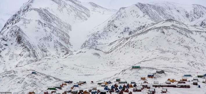 Khu dân cư Ittoqqortoormiit ở Greenland là điểm đến thách thức với du khách. Bạn cần có một tuần nghỉ phép, thuê trực thăng để đến với ngôi làng nhiều màu sắc rực rỡ, nằm bên dòng sông băng dài nhất thế giới này.