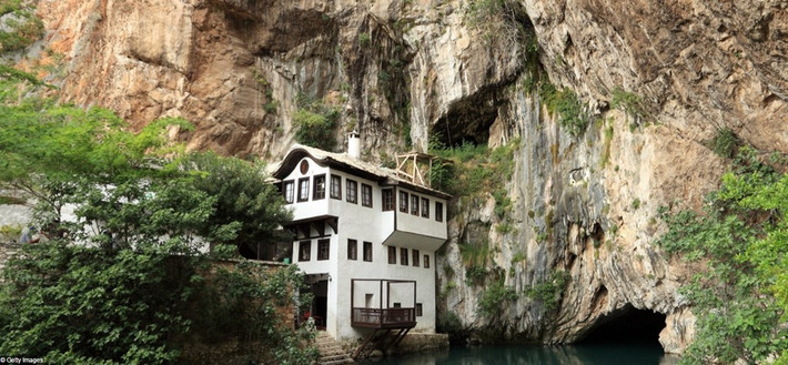 Ngôi làng Blagaj ngay bên cạnh dòng sông Buna ở phía nam của Bosnia và Herzegovina, một nơi có mùa xuân kéo dài nhất châu Âu, là một ngôi làng tuyệt đẹp. Tuy nhiên ngôi làng lại ít được các khách du lịch biết đến.