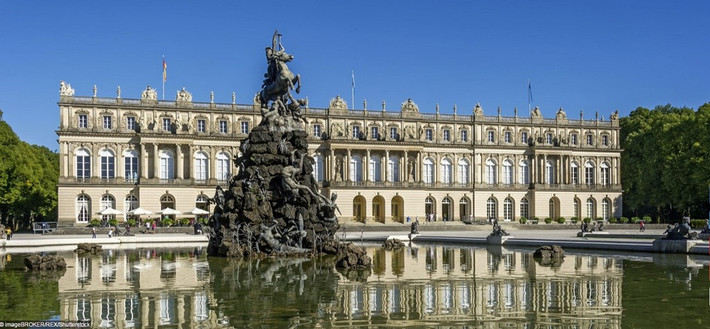 Ai cũng biết tới cung điện Versailles ở Pháp, nhưng bên hồ Chimemsee ở Đức có một công trình lộng lẫy không kém - Herrenchiemsee - do Vua Ludwig II xứ Bavaria xây dựng năm 1873, lấy khuôn mẫu tử Versailles.