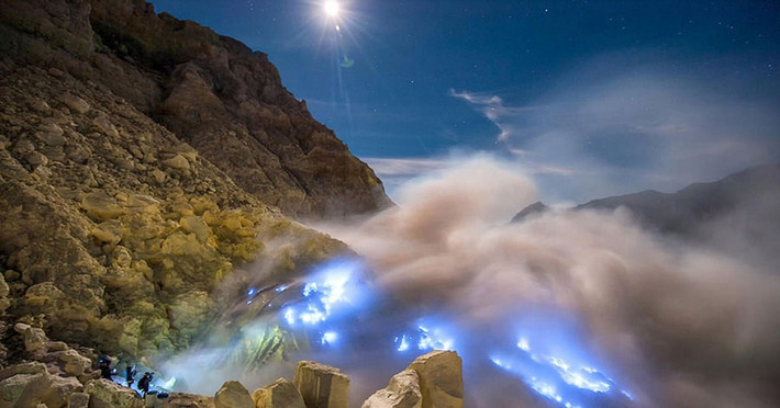 Ngọn núi lửa Ijen ở phía Đông Java thuộc Indonesia. Ngọn núi lửa phun ra những dòng nham thạch màu xanh - kết quả được tạo ra khi khí sunfuric thoát ra và được đốt cháy ở nhiệt độ 600 độ C.